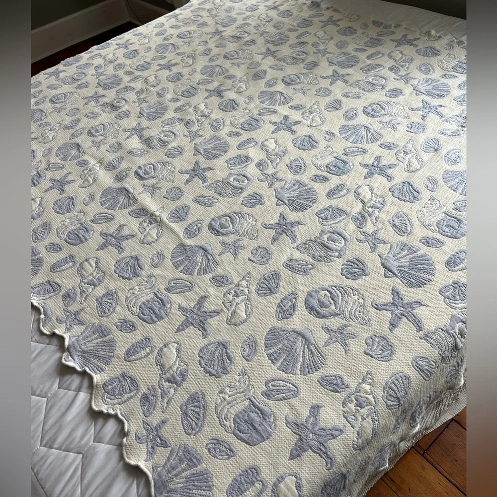 Vintage Reversible Blue/White Textured Cotton Seashell Bedspread/Comforter
